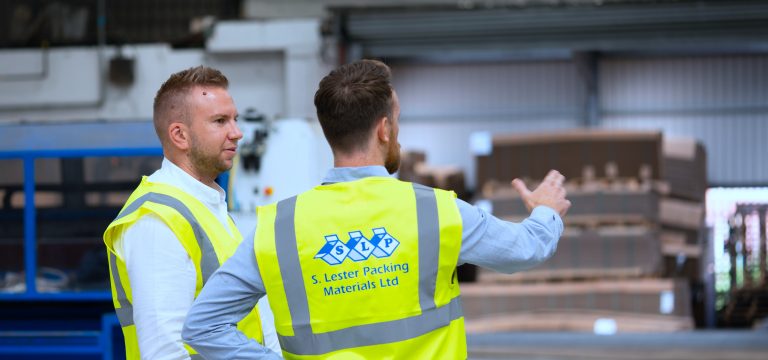 two workers discussing 3pl